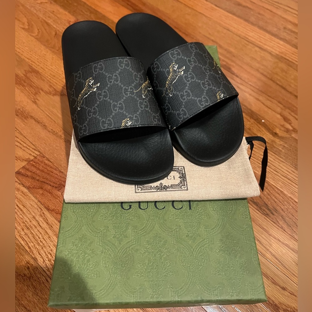 Men’s Gucci New GG Supreme tiger print slides size 10